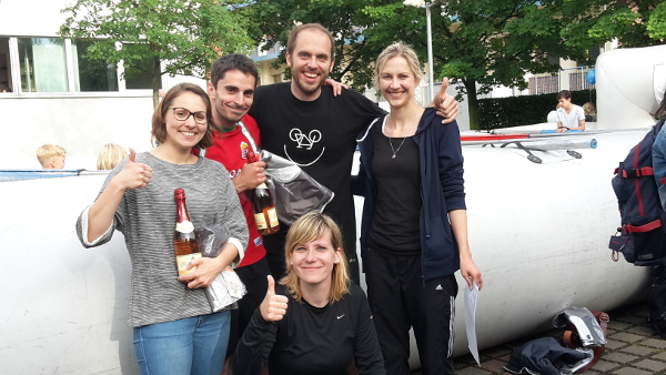 Holte sich den Turniersieg: Das Team von ESS. V.l.n.r. Veronika Neumeier, Roland Kr&auml;mer, Josephine Schmidt, Mathias Schr&ouml;ter, Nadja Kabisch. Nicht im Bild: Jessica Keim