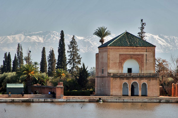 Foto: Pavillion in den Menara-G&auml;rten von Marrakesch (Credit: Acp, Wikipedia)