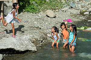 Im Wasser spielende Kinder. Foto: Andr&eacute; K&uuml;nzelmann/UFZ