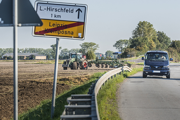 Der Boden bringt dem Menschen vielf&auml;ltigen Nutzen. Er ist Produktionsgrundlage in der Land- und Forstwirtschaft, Standort f&uuml;r Siedlungen und Verkehrswege, Rohstofflagerst&auml;tte aber auch sch&uuml;tzenswerter Baustein der Umwelt und damit wichtig f&uuml;r den Naturschutz. Diese Nutzungen stehen in Konkurrenz zueinander, weil der Boden eine r&auml;umlich begrenzte Ressource ist.
Foto: Andr&eacute; K&uuml;nzelmann/UFZ