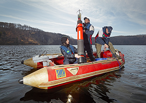 Forscher setzen Messboje vom Schlauchboot in See ein. Foto: Andr&eacute; K&uuml;nzelmann