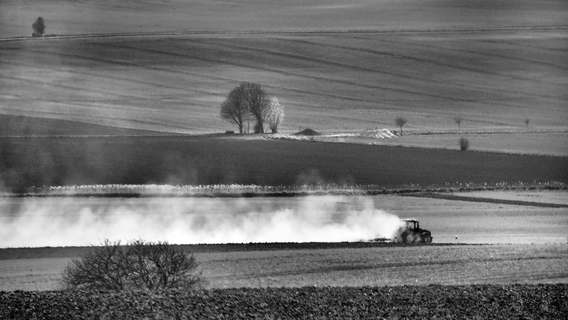 Staubwolken beim Bestellen von Feldern bei Wolfenb&uuml;ttel in Niedersachsen.
Foto: Tanja Katterbach, April 2020.