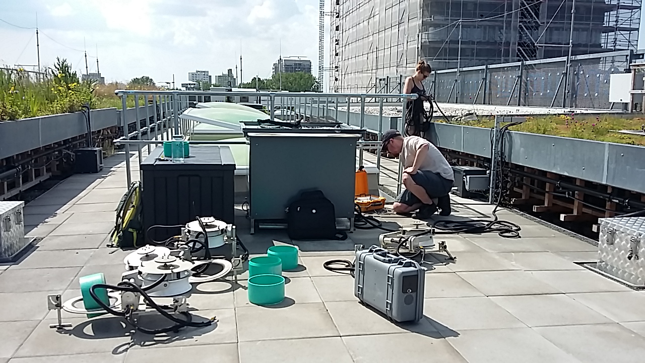 Studenten auf dem UFZ-Forschungsgr&uuml;ndach (c) UFZ