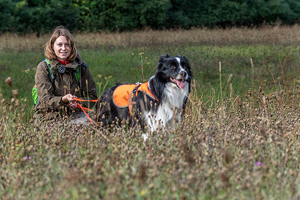 Annegret Grimm-Seyfarth mit Artensp&uuml;rhund "Zammy", einem Border Collie. Foto: Andr&eacute; K&uuml;nzelmann / UFZ
