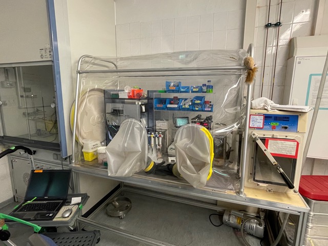 Anaerobic tent for the work with anaerobic bacteria and enzymes