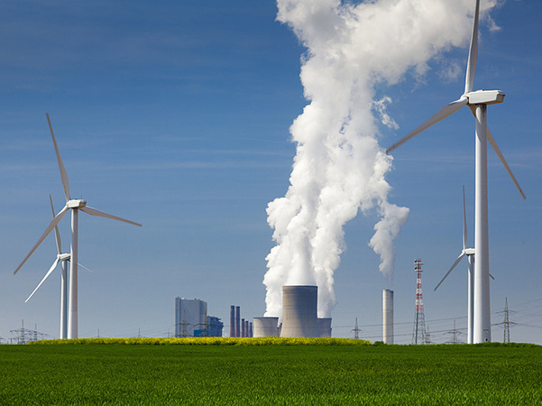 Windr&auml;der und konventionelles Kraftwerk im Hintergrund. Quelle: Stefan Ouwenbroek - Fotolia