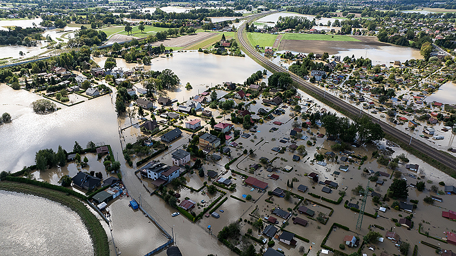 Czechowice Dziedzice, Hochwasser 2024, Drohnenansicht des &uuml;berfluteten Gebiets, Polen Schlesien. Quelle: Elżbieta Kap, Adobe Stock | #976638861
