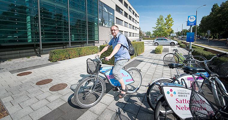 Umweltfreundliche Mobilit&auml;t: Bikesharing-Station
Durch eine Bikesharing-Station des Anbieters nextbike  erreicht man den UFZ Standort Leipzig umweltfreundlich und flexibel. Foto: Sebastian Wiedling/UFZ