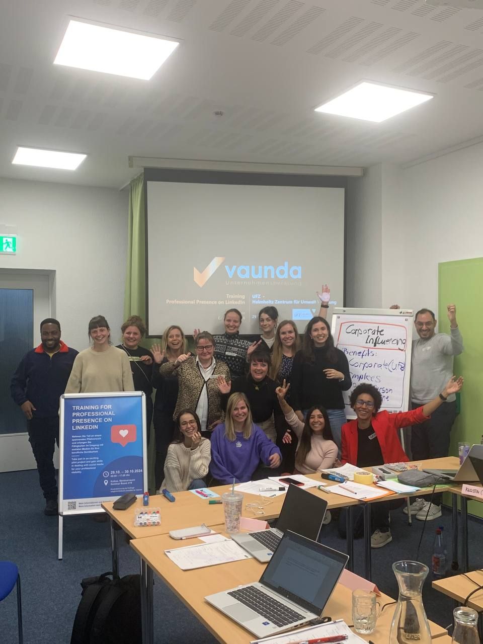 Teilnehmer*innen und Coach des Corporate Influencer*innen Trainings