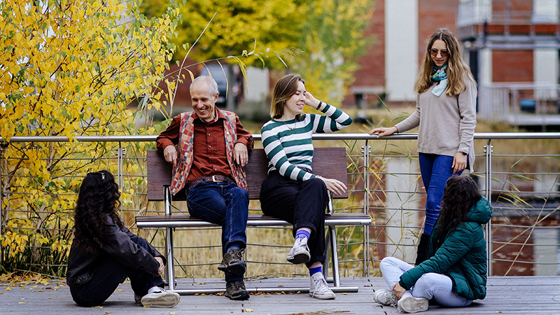 Picture Duales Studium: Five employees (Photo: Anne Schwerin)