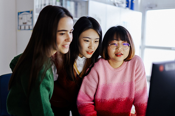 Bild UFZ Themenkollegs: 3 PhDs vor einem Bildschirm (Foto: Anne Schwerin)