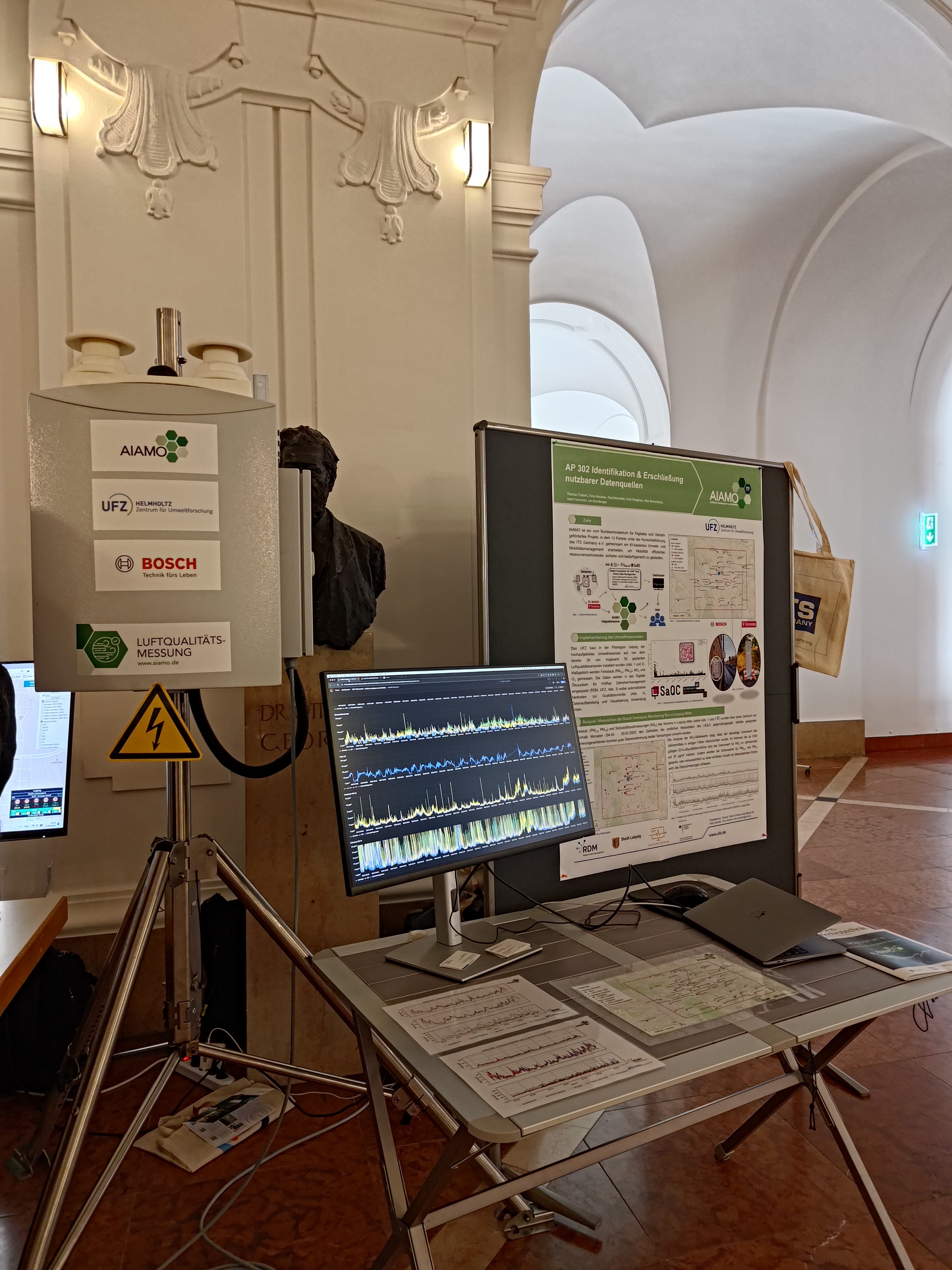 Luftqualit&auml;tssensor, Dashboard und Poster bei der Data Week 2025 in Leipzig