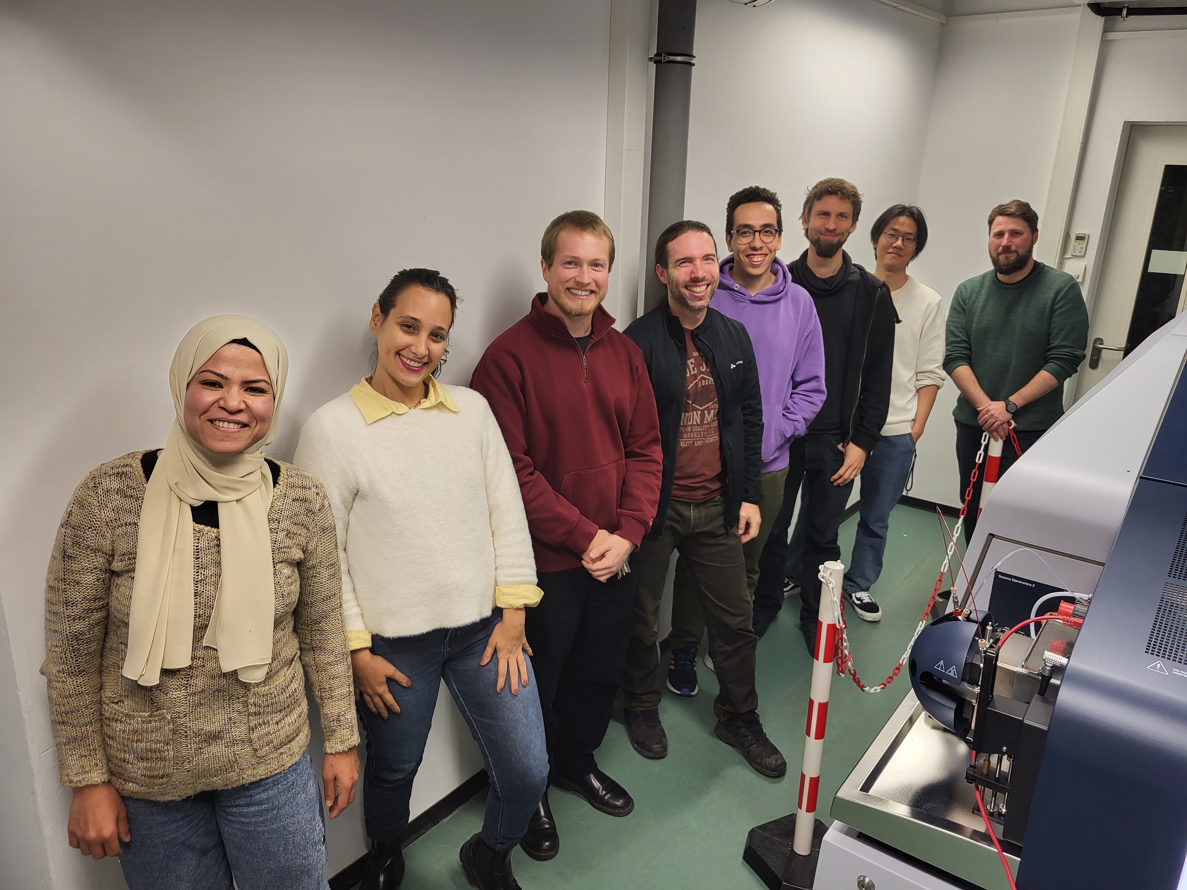 The team members of the BioGeoOmics working group welcome the new ScimaX in November 2023 (from left to right): Rania, Rebecca, Konstantin, Oliver, Michel, Jan, Shuxian, Carsten. Not in the picture: Johann, Laura. Photo: Limei Han