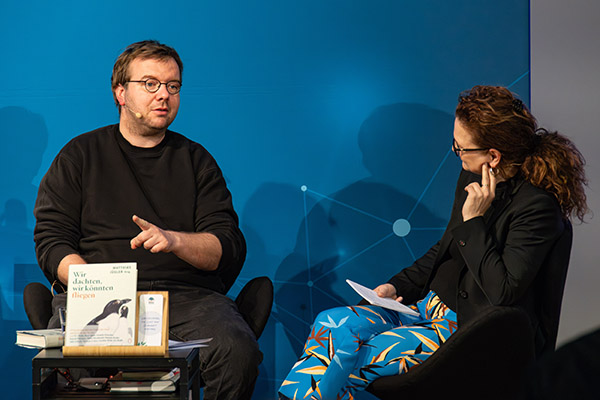Matthias J&uuml;gler ("Wir dachten, wir k&ouml;nnten fliegen") und Bettina van Suntum (Moderation) | HEL 2026 | Foto: Klaus-D. Sonntag
