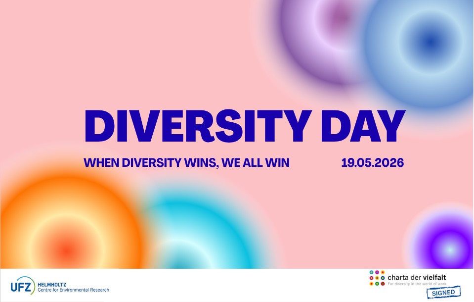 Textgrafik mit dem Titel 'DIVERSITY DAY' und dem Untertitel 'WHEN DIVERSITY WINS, WE ALL WIN' sowie dem Datum '19.05.2026' vor einem pastellfarbenen Hintergrund mit unscharfen, farbigen Kreisen