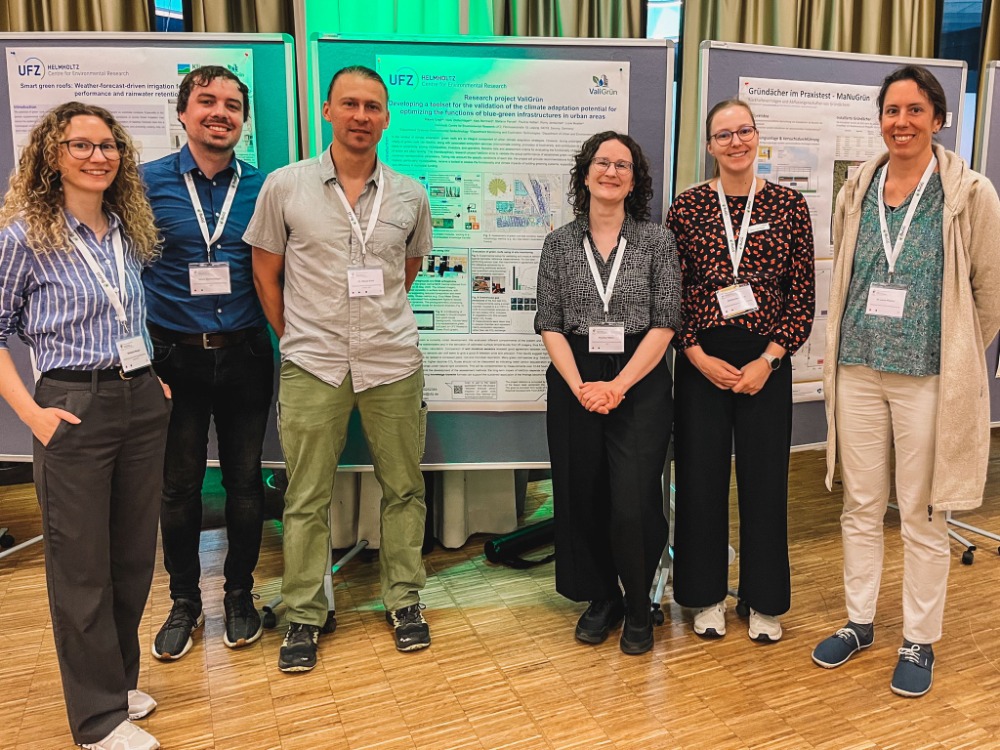 Das ValiGr&uuml;n-Projektteam vor ihrem Poster beim Weltkongress Geb&auml;udegr&uuml;n 2026.
