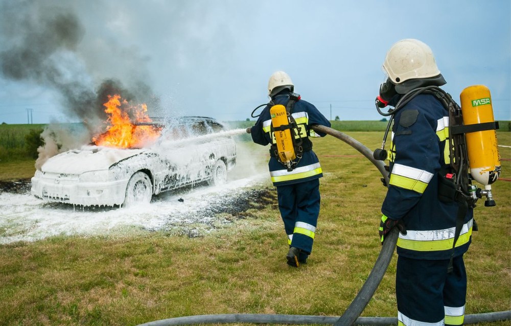 Extinguishing a burning vehicle &copy; Pexels