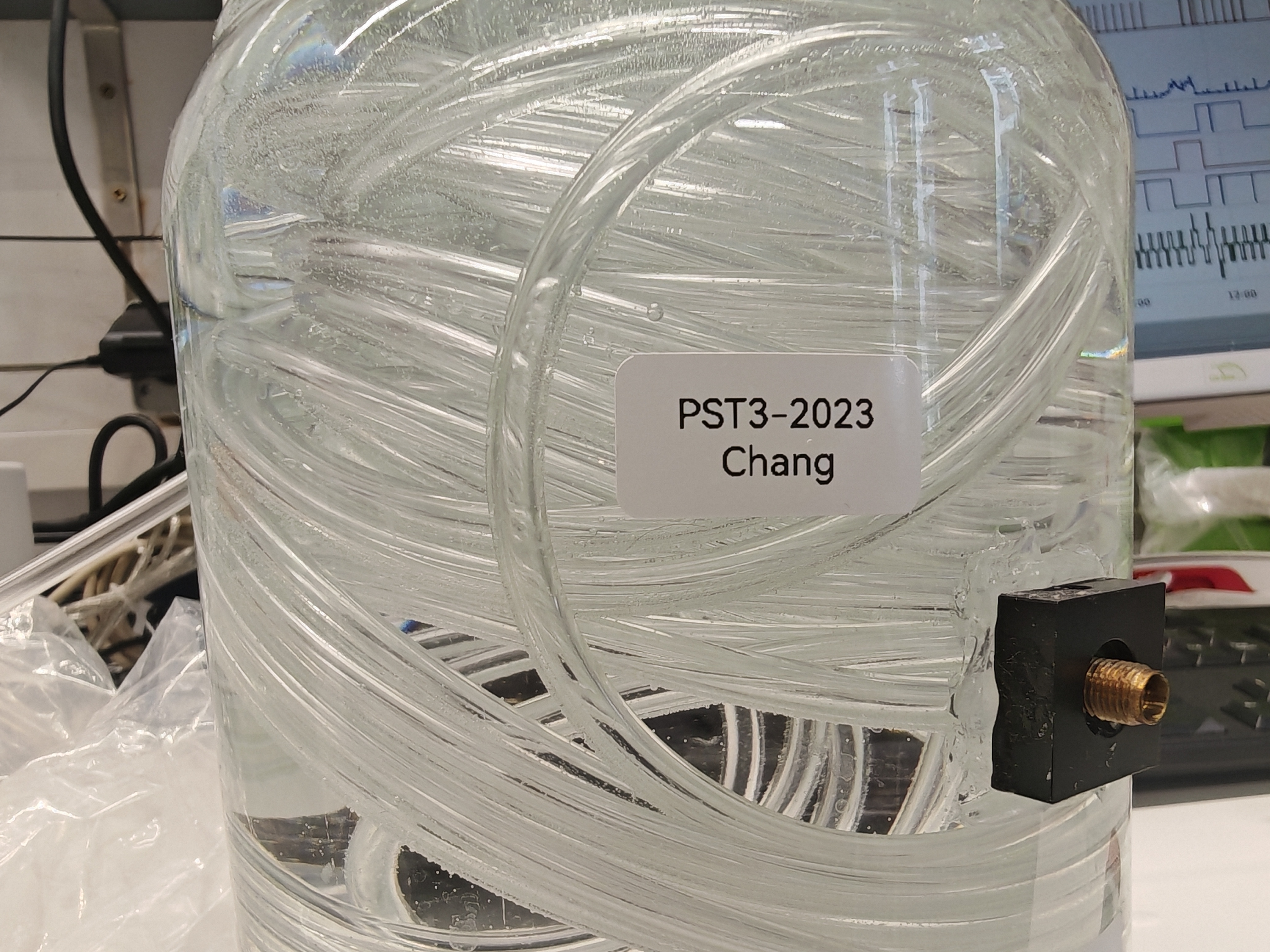 Experimental setup demonstrating bubbleless hydrogen injection through pressurized silicone tubing. Hydrogen flows inside the tubing and diffuses through the gas-permeable silicone wall into the surrounding liquid, enabling high gas-transfer efficiency and hydrogen utilization.